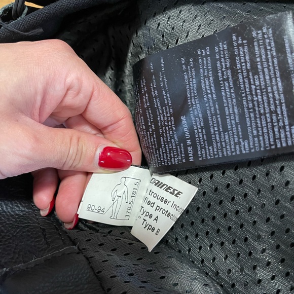Dainese 2 piece leather suit with minimal use - Picture 11 of 16
